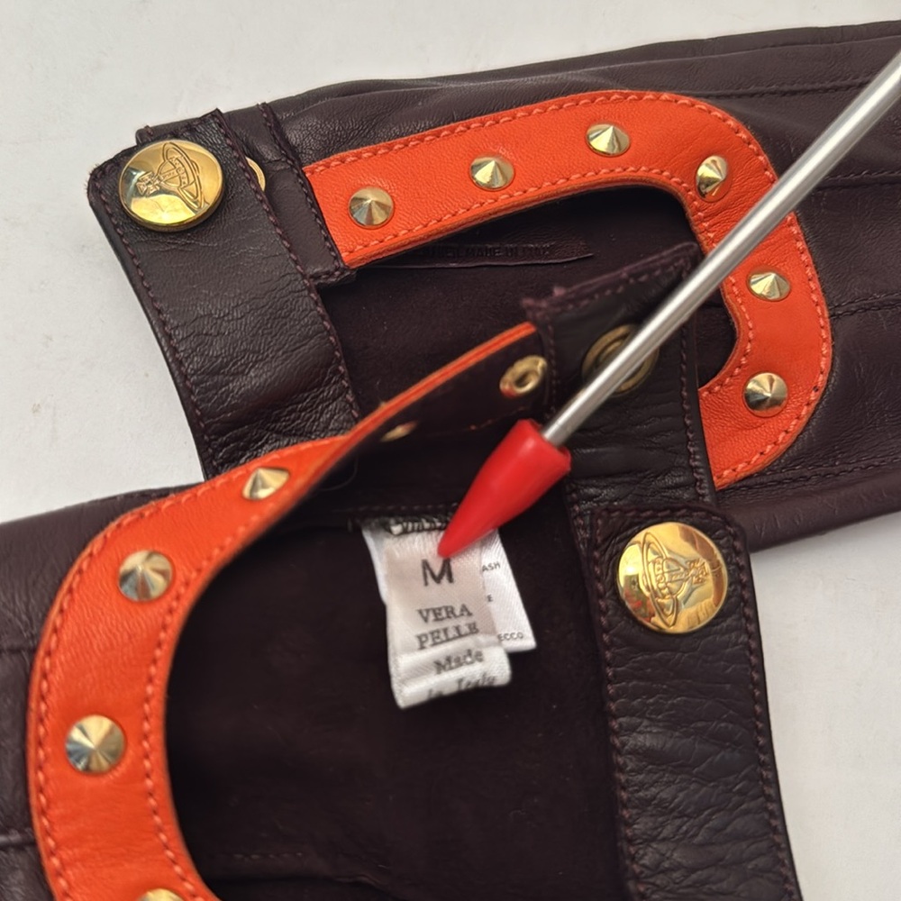 VIVIENNE WESTWOOD
BRAND NEW VINTAGE GLOVES ORANGE/BROWN/SILVER LEATHER WSTUDS M - Picture 10 of 17